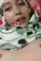 Enak Banget Klimaks Jilbab Polkadot pake Earphone Putih Enak Banget Klimaks Jilbab Polkadot pake Earphone Putih