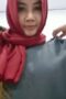 PNS jilbab merah remas tete PNS jilbab merah remas tete