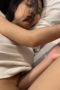 Kecapean lagi tidur di kasur putih di rekam Kecapean lagi tidur di kasur putih di rekam