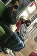 Grepe di kereta jilbab hitam masker topi putih