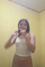 Lora SD joget sambil pamer memek baju putih tembok kuning