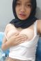 Rara jilbab hitam remas tete baju putih tahi lalat di bibir Rara jilbab hitam remas tete baju putih tahi lalat di bibir