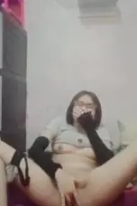 Elga masturbasi kacamata baju putih