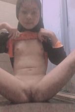 Nur Elisya jilbab hitam duduk pamer memek lemari
